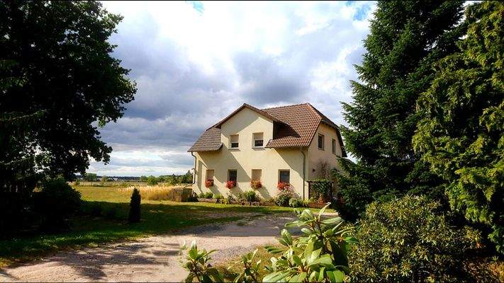 Zufahrt mit Blick zum Landhaus