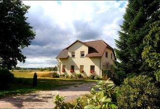 Zufahrt mit Blick zum Landhaus