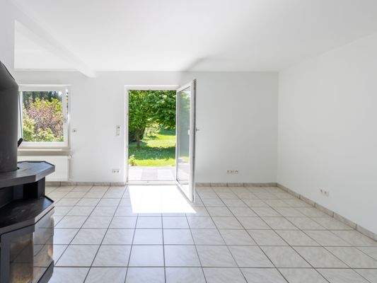 Austritt zur Terrasse und zum Garten