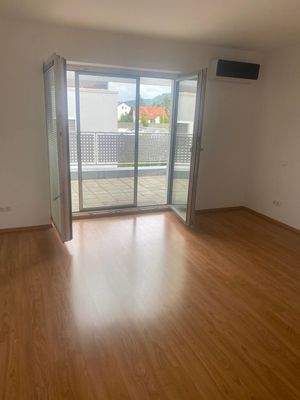 Schlafzimmer mit Blick zum Balkon