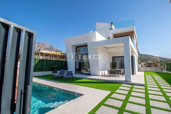 Villas Offering Views of the Sea and Mountains in Alicante