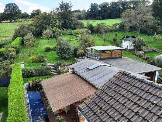 Blick vom Balkon auf das Grundstück.jpg