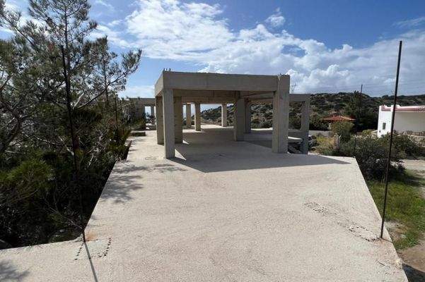 Betonskelett im Dorf am Meer, in der Nähe von Ierapetra