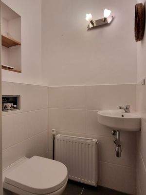 WC mit Handwaschbecken, DG