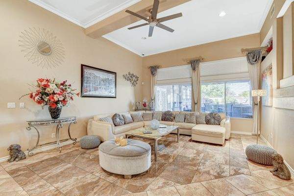 Wohnzimmer an Küche