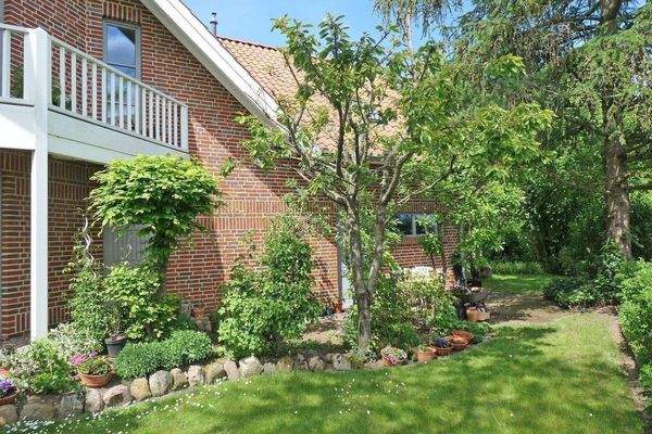 Gartenanlage an der linken Hausseite