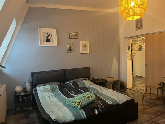 großzügiges Schlafzimmer