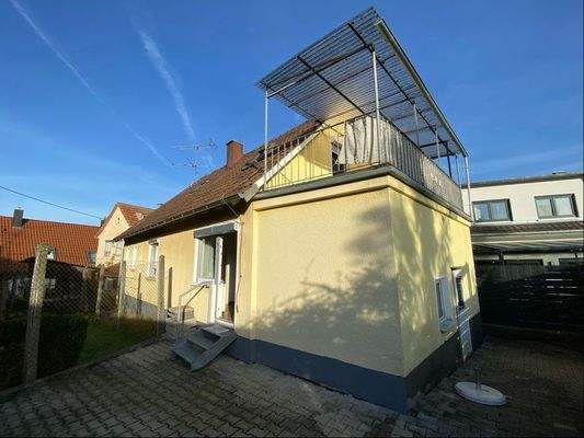 Hausansicht mit Terrassenzugang