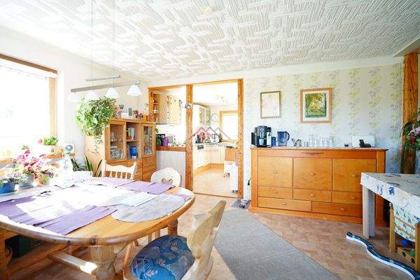 Esszimmer mit Zugang zum Balkon