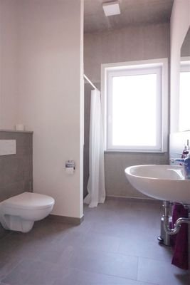 Bad WC, Urinal und Dusche Bild I