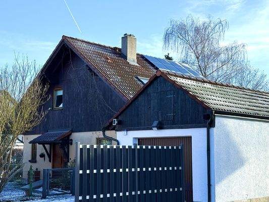 Hausansicht mit Garage