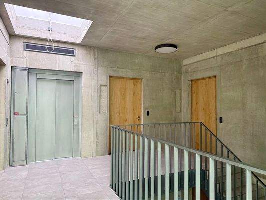 Modernes Treppenhaus mit Aufzug