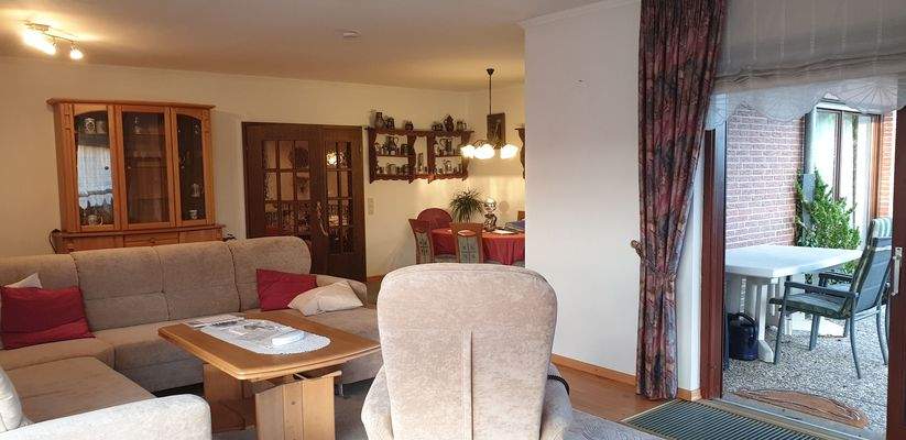 Wohn- und Esszimmer mit Eckkamin