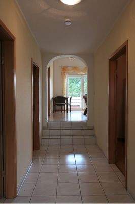 Flur-Blick in den Wohn-Essbereich mit Zugang Balkon