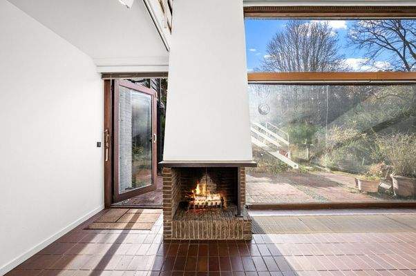 Offener Kamin und Zugang zur Süd-Terrasse