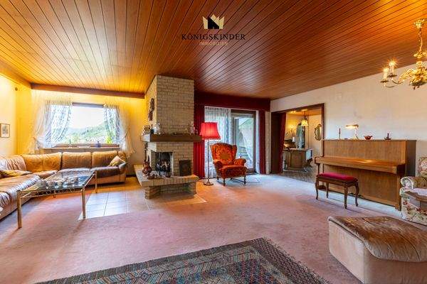 Wohnzimmer mit Blick zur Kaminecke