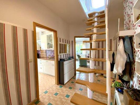 Flur mit Raumspartreppe in den Dachboden