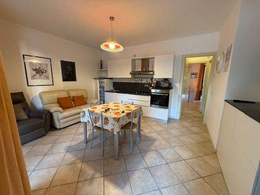 das Wohn-/Esszimmer mit offener Küche