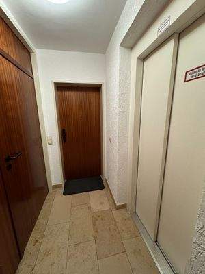 Haustür mit Aufzug und Feuerschutztür