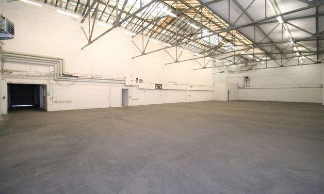 Innenansicht Hallenfläche mit Blick zum Rolltor