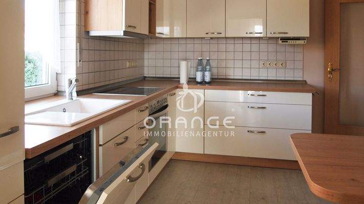 Küche und HWR mit Terrassenzugang  -  EBK und Tisch inklusive