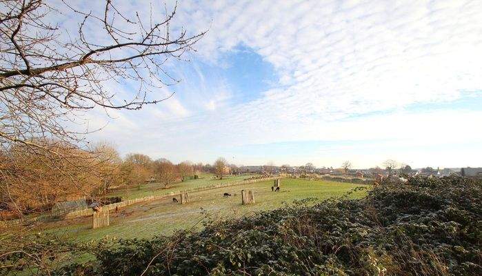 Blick über den Grömiter Zoo in die grüne Landschaft