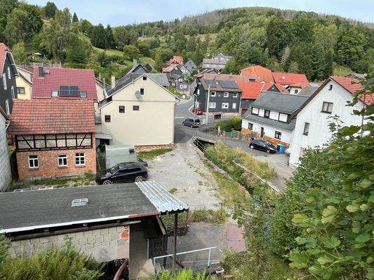 Blick vom Garten auf das Anwesen und rundum