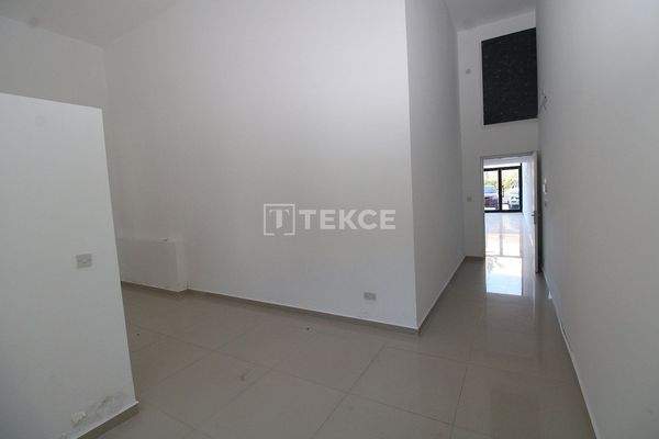 Shop with Foreign Currency-Based Rent Potential in Girne