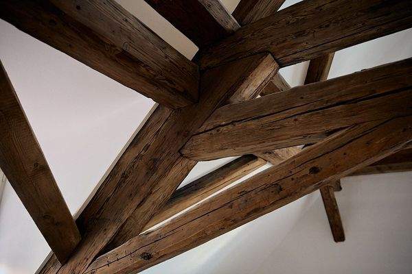 Holz mit Geschichte elegant integriert