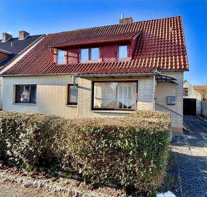 Ostansicht des Hauses / Ansicht von der Straße