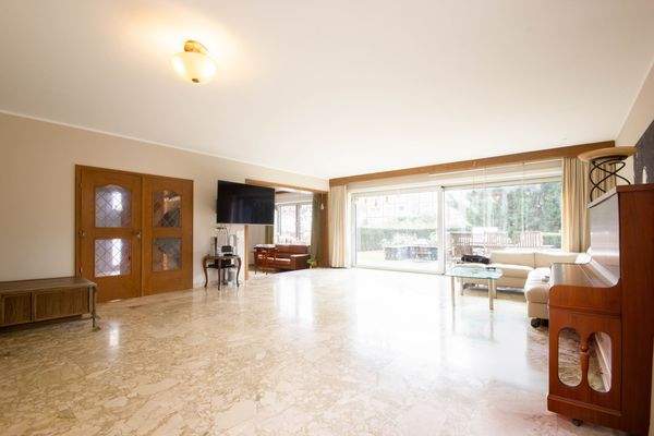 Großzügiger Wohnbereich mit Blick auf die Terrasse und in Richtung Kaminzimmer