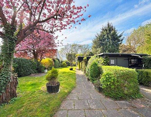 Garten mit Nebengebäude