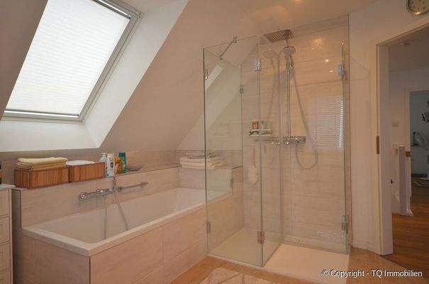 Badewanne und extra große Dusche abends