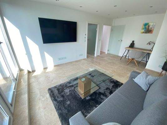 Schlafzimmer mit Zugang zum Ankleide- und Badezimm