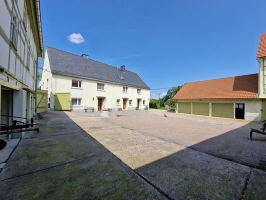 Innenhof mit Ansicht Wohnhaus und Garagen