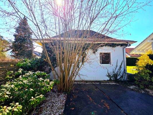 Freisitz zwischen Garage und  Nebengebäude