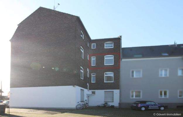 Hauseingang auf der Rückseite mit Wohnung