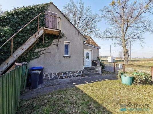 Giebelseite mit Vorgarten