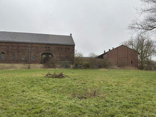 Rückansicht Wirtschaftsgebäude und Scheune