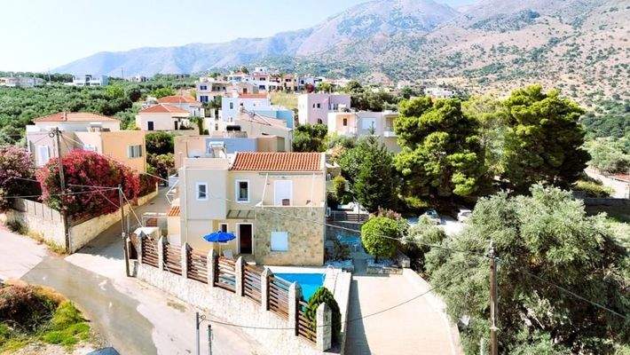 Kreta, Kournas: Schöne Villa mit drei Schlafzimmern, nur wenige Schritte vom Kournas-See entfernt