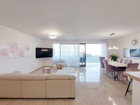 Lichtdurchströmtes Wohlfühlambiente mit Meerblick