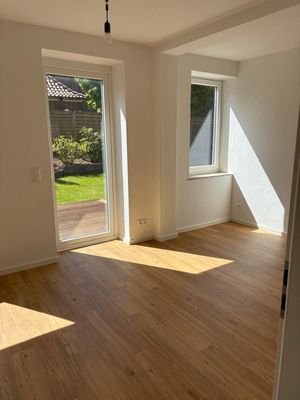Wohnzimmer mit Zugang zur Terrasse