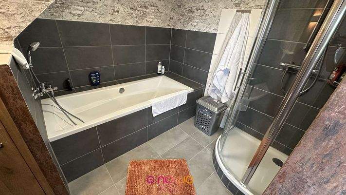 Dusche und Wanne im OG