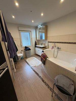 Tageslichtbad mit Wanne