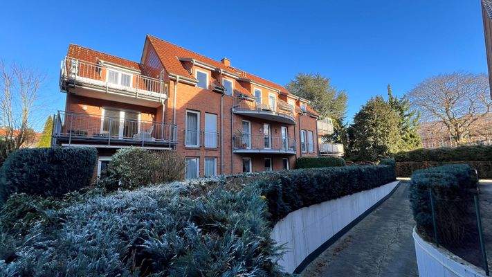 Rückansicht mit Tiefgarageneinfahrt