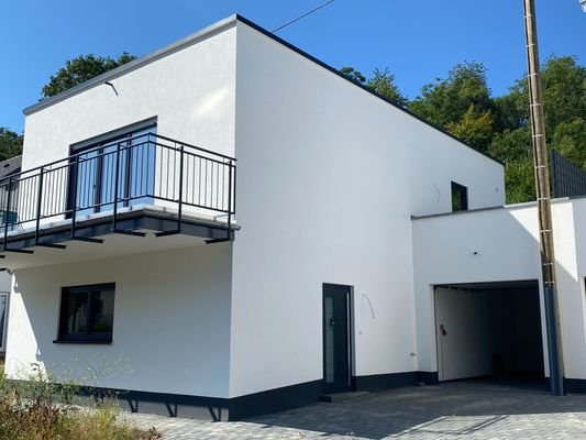 seitliche Ansicht Haus links mit Garage