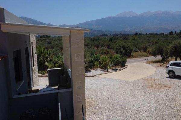 Kreta, Kalamitsi Amigdali: Charmantes kretisches Haus mit privatem Olivenhain und Bergblick zu verkaufen
