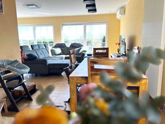 Blick aus der Küche in den Essbereich