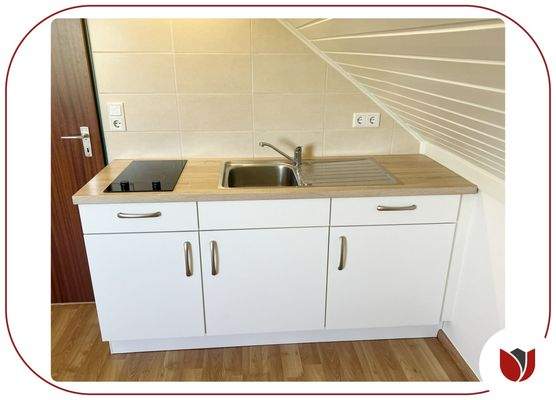 Gepflegt: Küchenzeile mit kleinem Ceranfeld