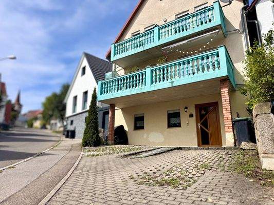 Einfahrt mit zwei Stellplätzen